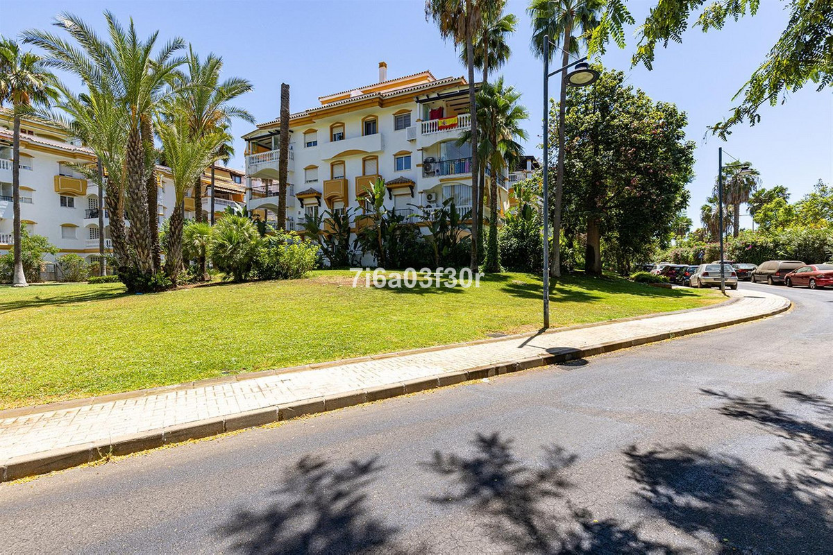 2 Bedroom Apartment in Marbella - Photo 28