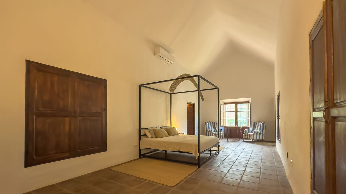 8 Bedroom Country house in Málaga - Photo 48