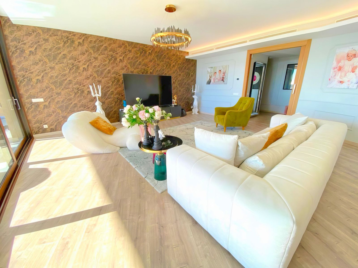 4 Bedroom Apartment in Benahavís - Photo 7