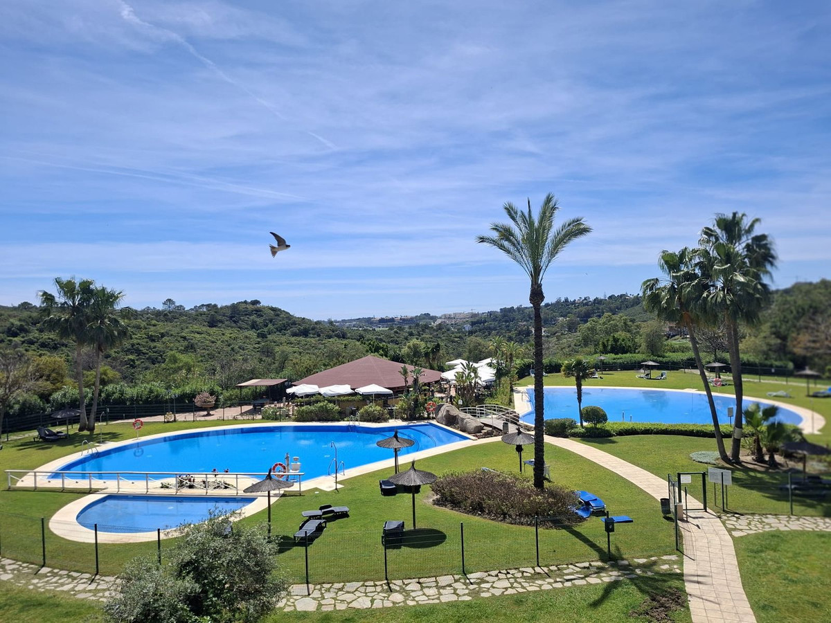 1 Bedroom Apartment in Benahavís - Photo 3