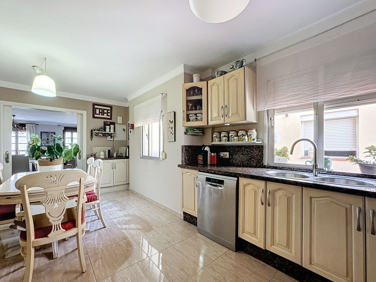 5 Bedroom Villa in Estepona - Photo 11