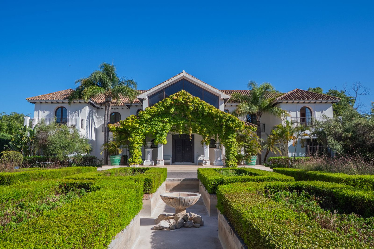 10 Bedroom Villa in Estepona - Photo 3