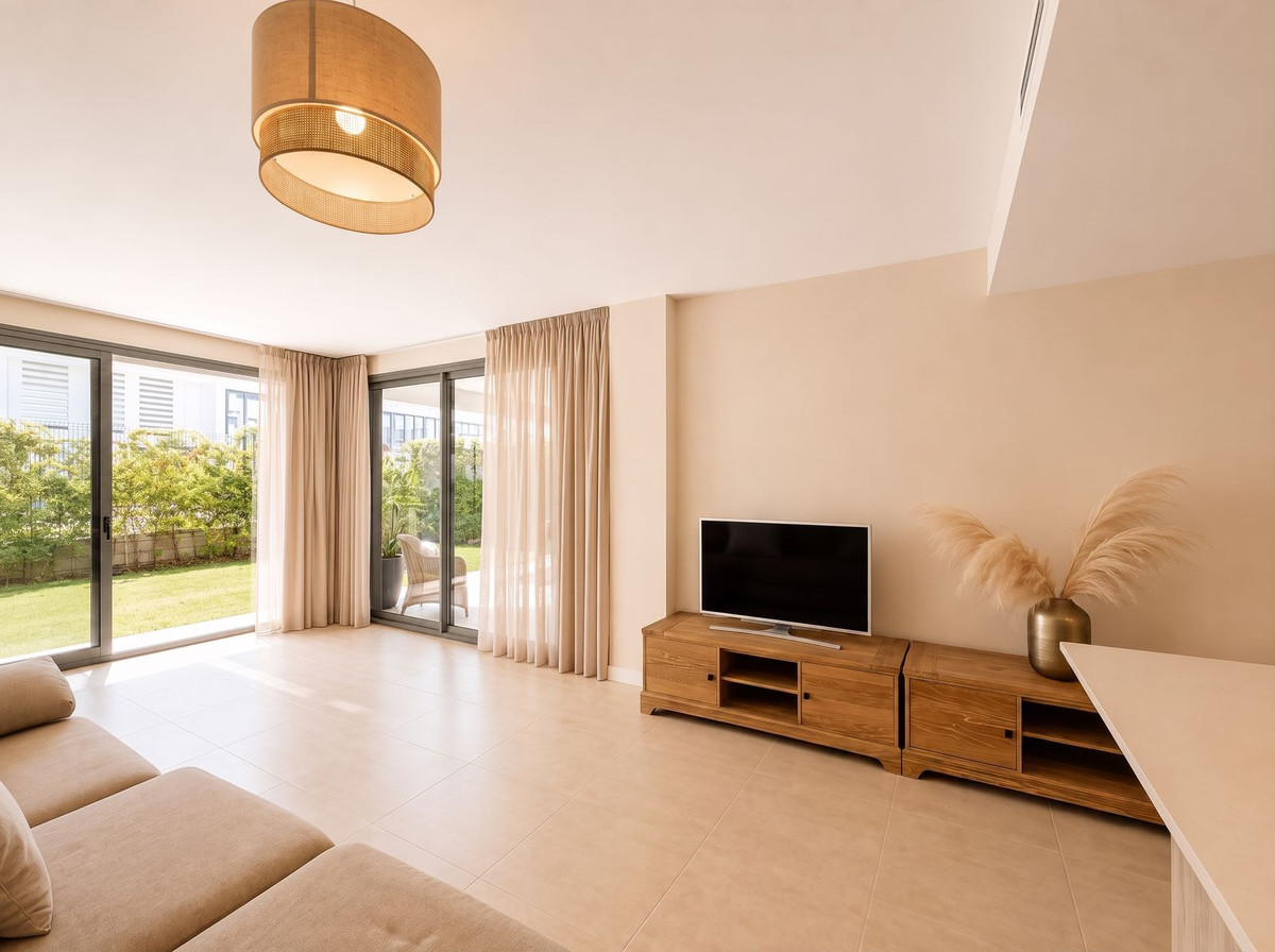 2 Bedroom Apartment in Estepona - Photo 16