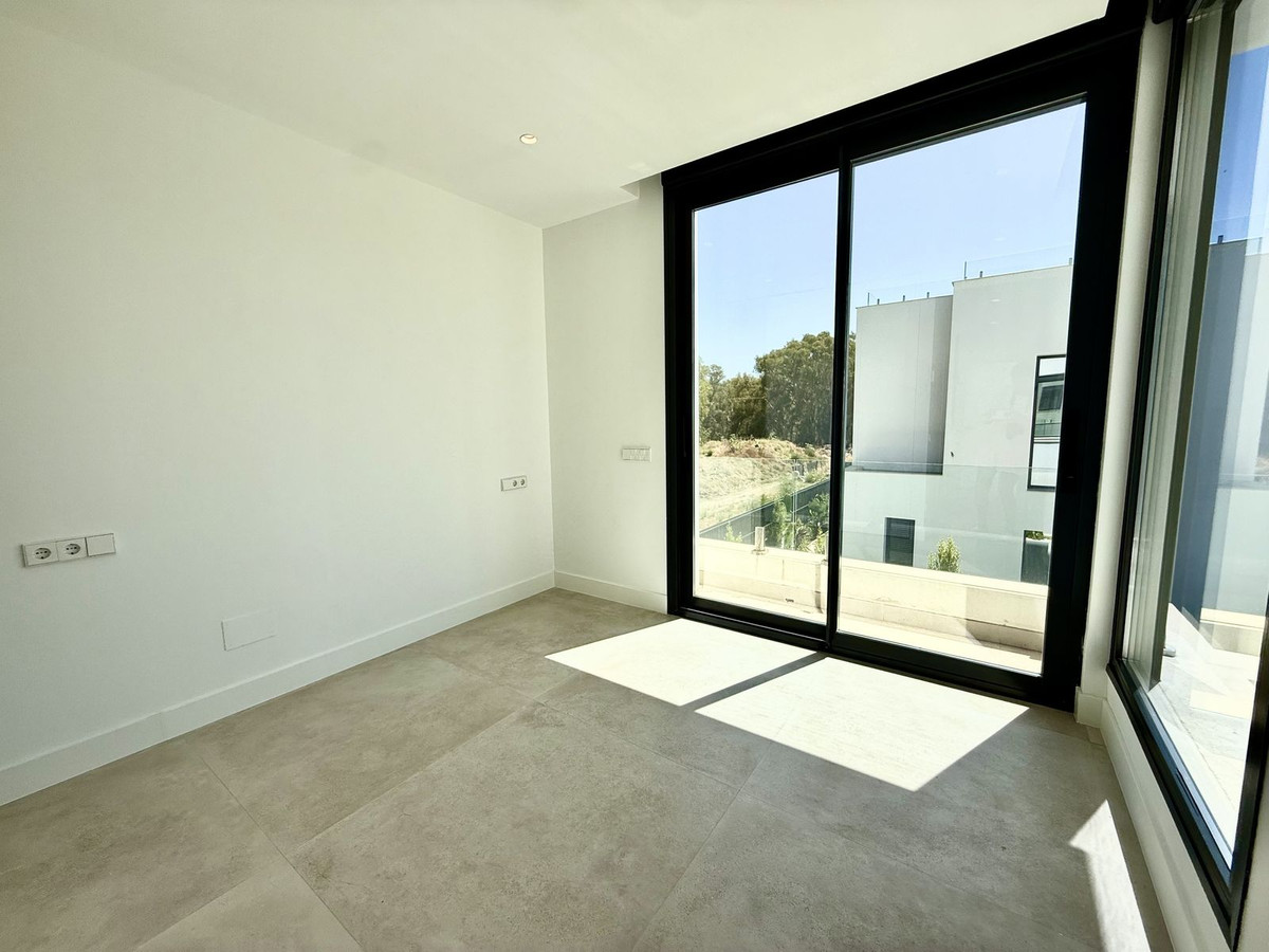 6 Bedroom Villa in Estepona - Photo 24