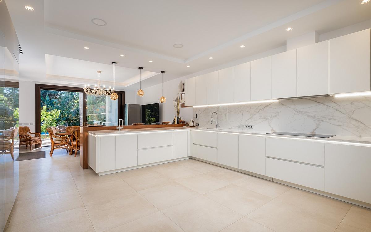 7 Bedroom Villa in Estepona - Photo 7
