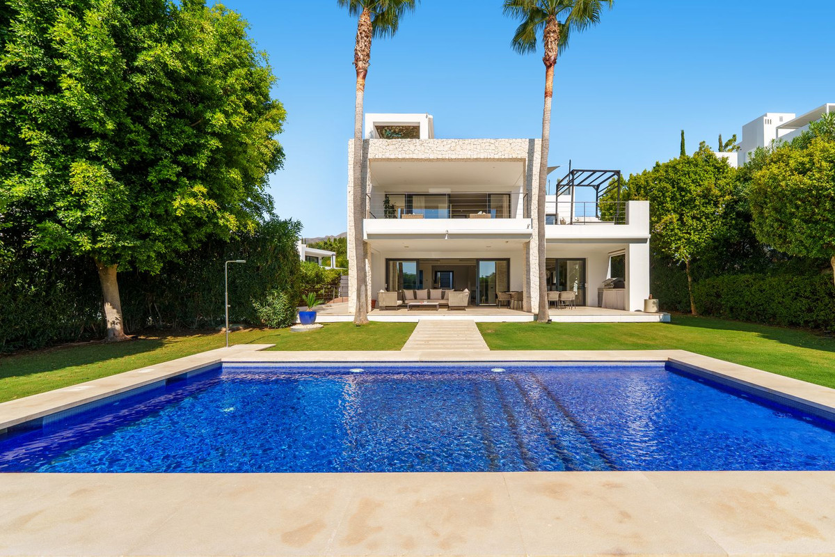 6 Bedroom Villa in Marbella - Photo 2