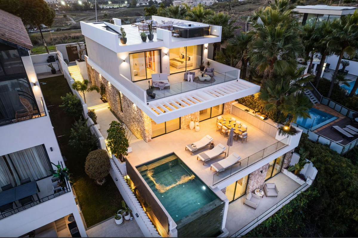 5 Bedroom Villa in Marbella - Photo 3