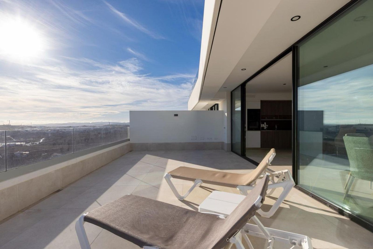 3 Bedroom Penthouse in Estepona - Photo 6