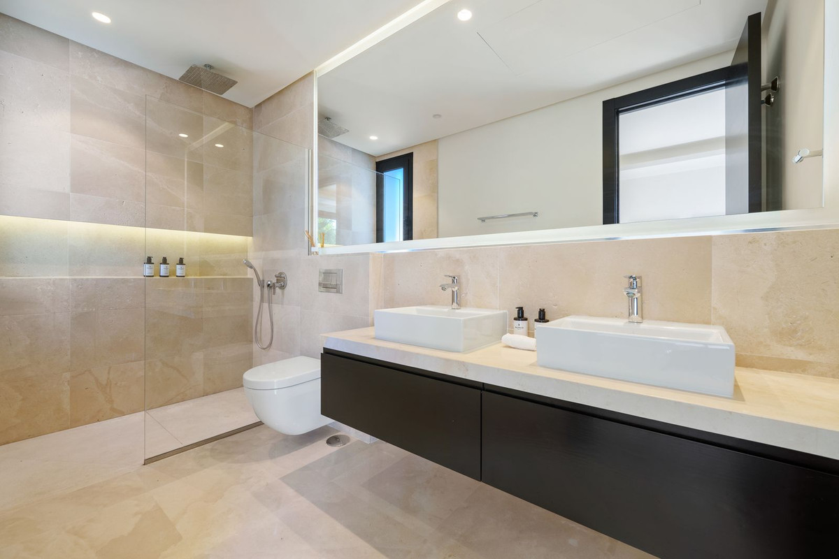 6 Bedroom Villa in Marbella - Photo 9