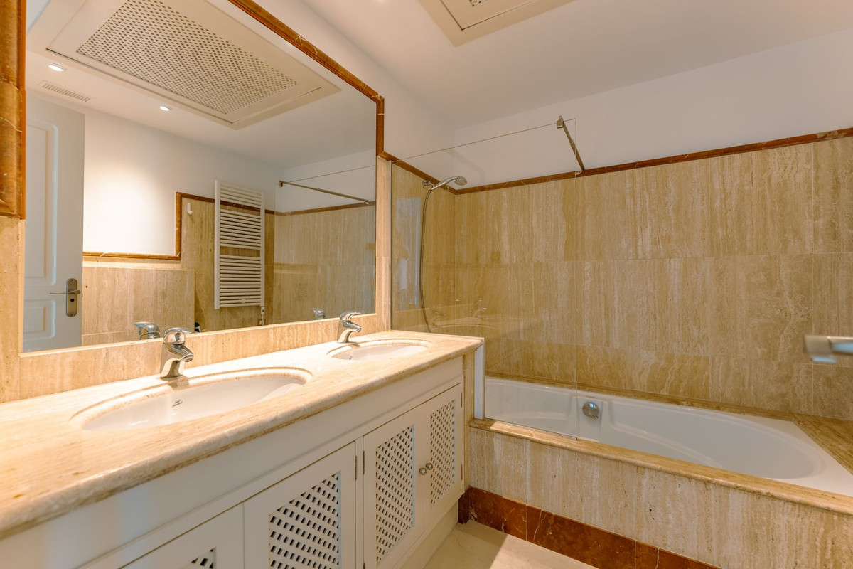 3 Bedroom Townhouse in Estepona - Photo 28