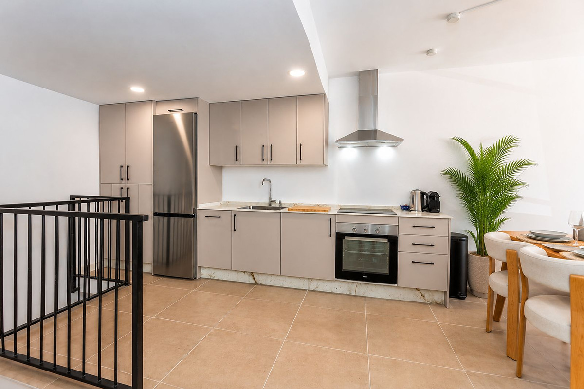2 Bedroom Apartment in Fuengirola - Photo 6