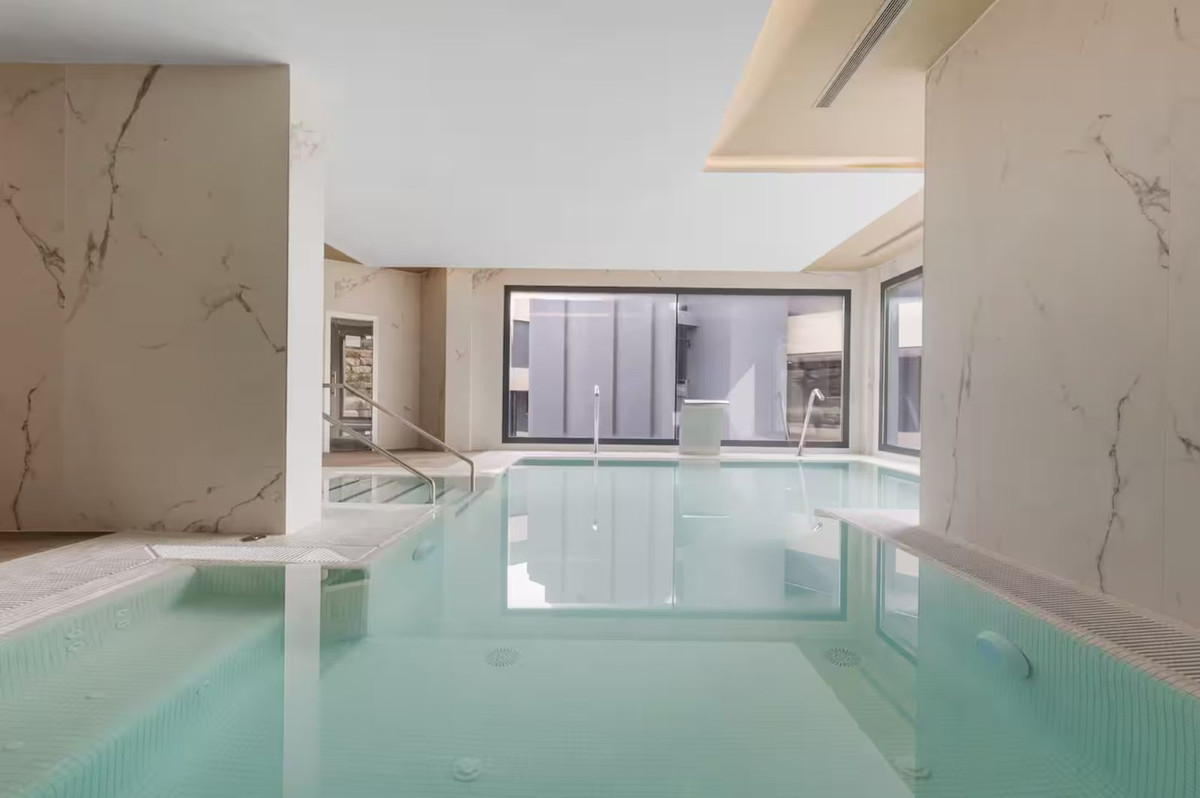 2 Bedroom Penthouse in Estepona - Photo 20