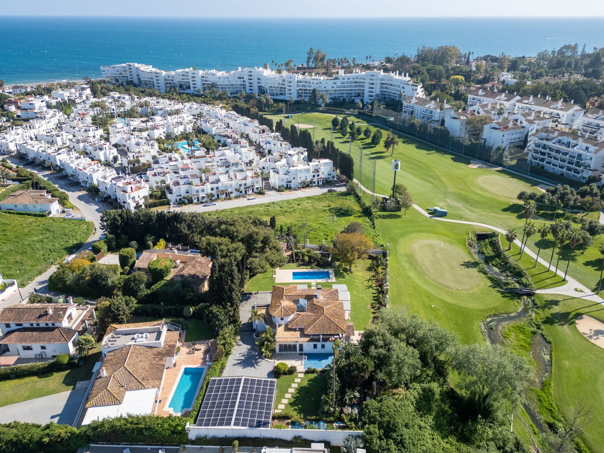 4 Bedroom Villa in San Pedro de Alcántara - Photo 2