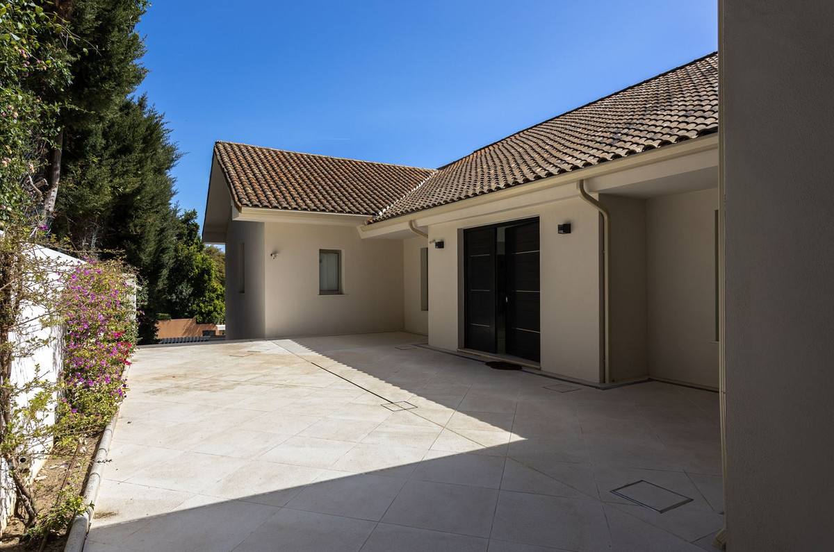 5 Bedroom Villa in San Roque - Photo 2
