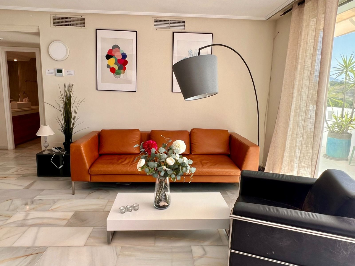 3 Bedroom Penthouse in Estepona - Photo 5