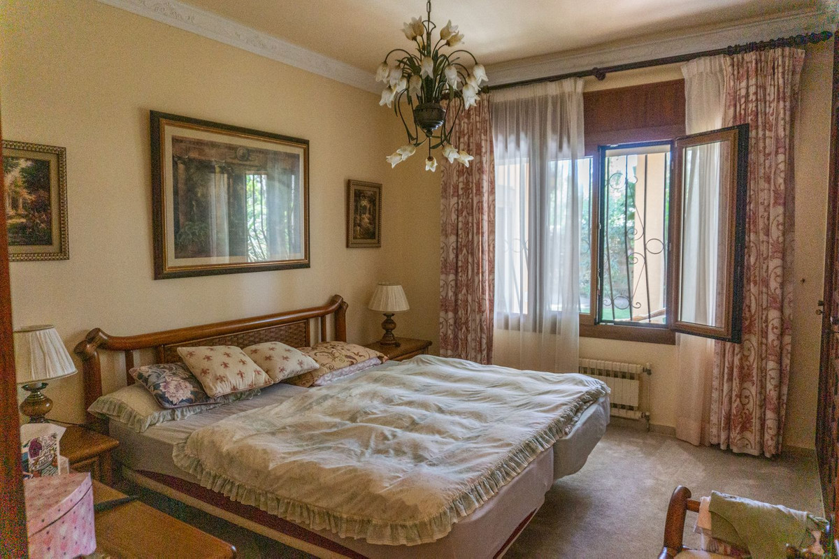 6 Bedroom Villa in Estepona - Photo 32
