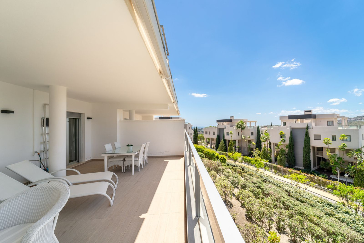 2 Bedroom Apartment in Benahavís - Photo 3