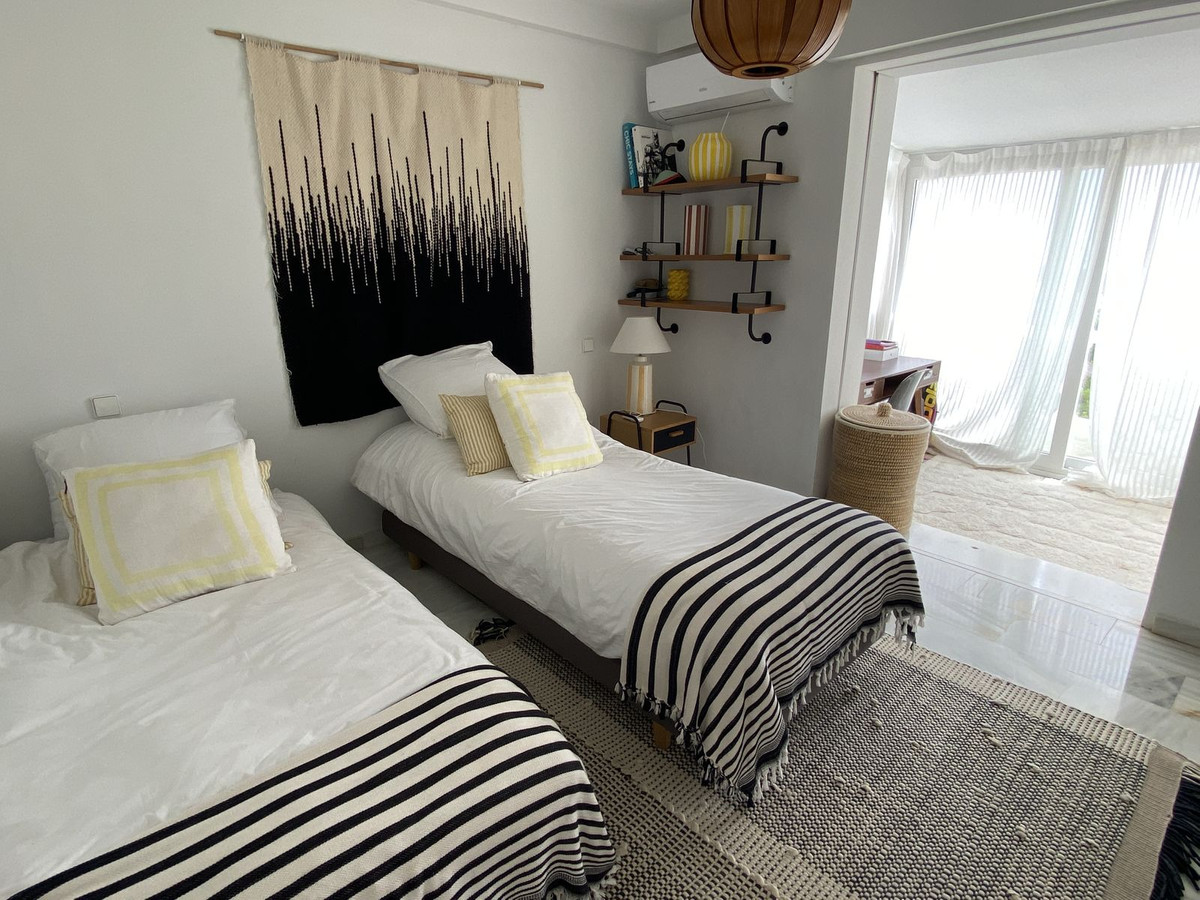 4 Bedroom Villa in Estepona - Photo 36