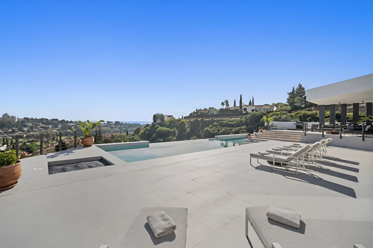 6 Bedroom Villa in Estepona - Photo 20