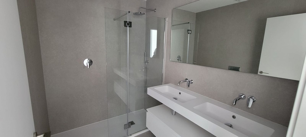 Piso de 2 dormitorios con piscina en Málaga – Foto 10
