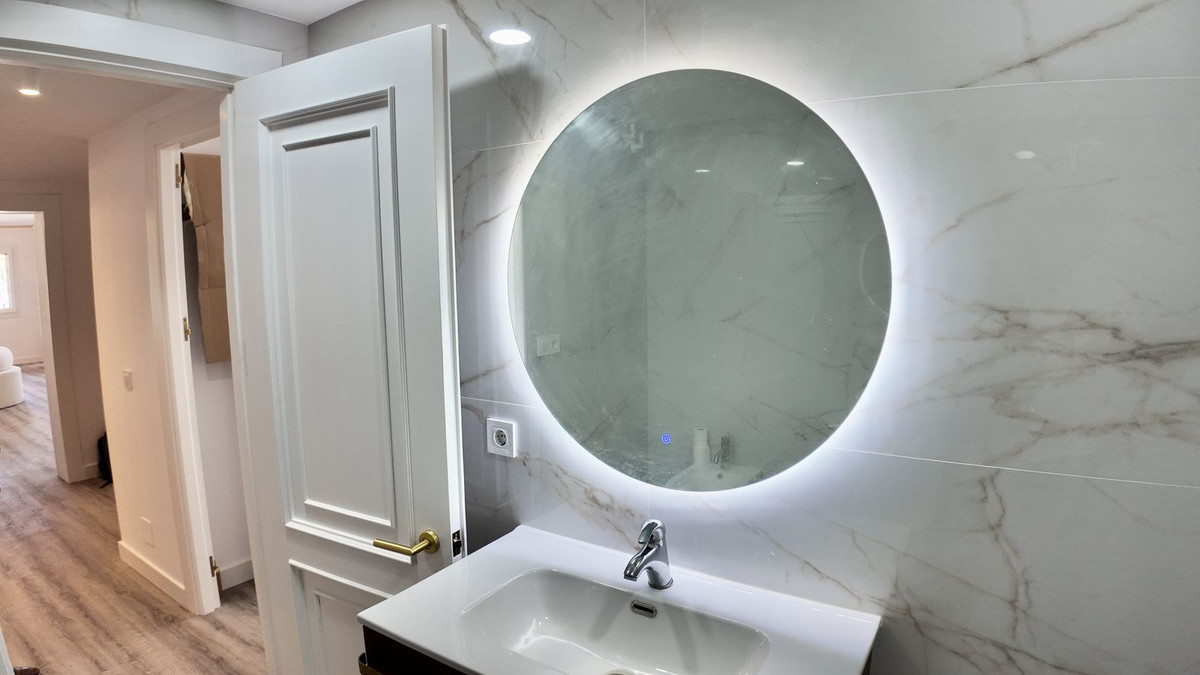 5 Bedroom Apartment in Benahavís - Photo 17