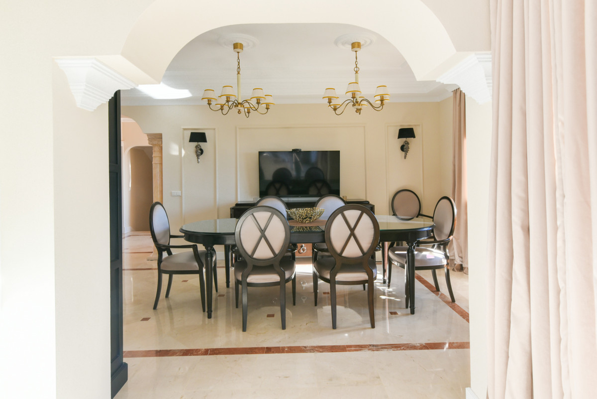 5 Bedroom Villa in Marbella - Photo 6