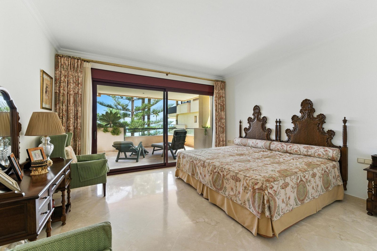 2 Bedroom Apartment in Estepona - Photo 18