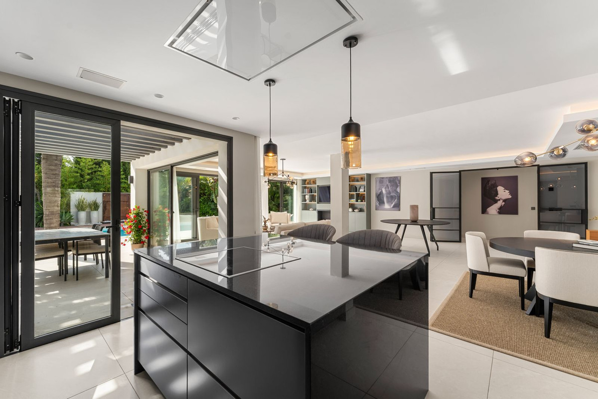 4 Bedroom Villa in Marbella - Photo 27
