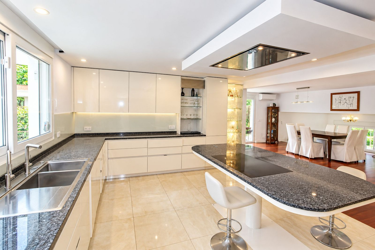 3 Bedroom Villa in Marbella - Photo 11