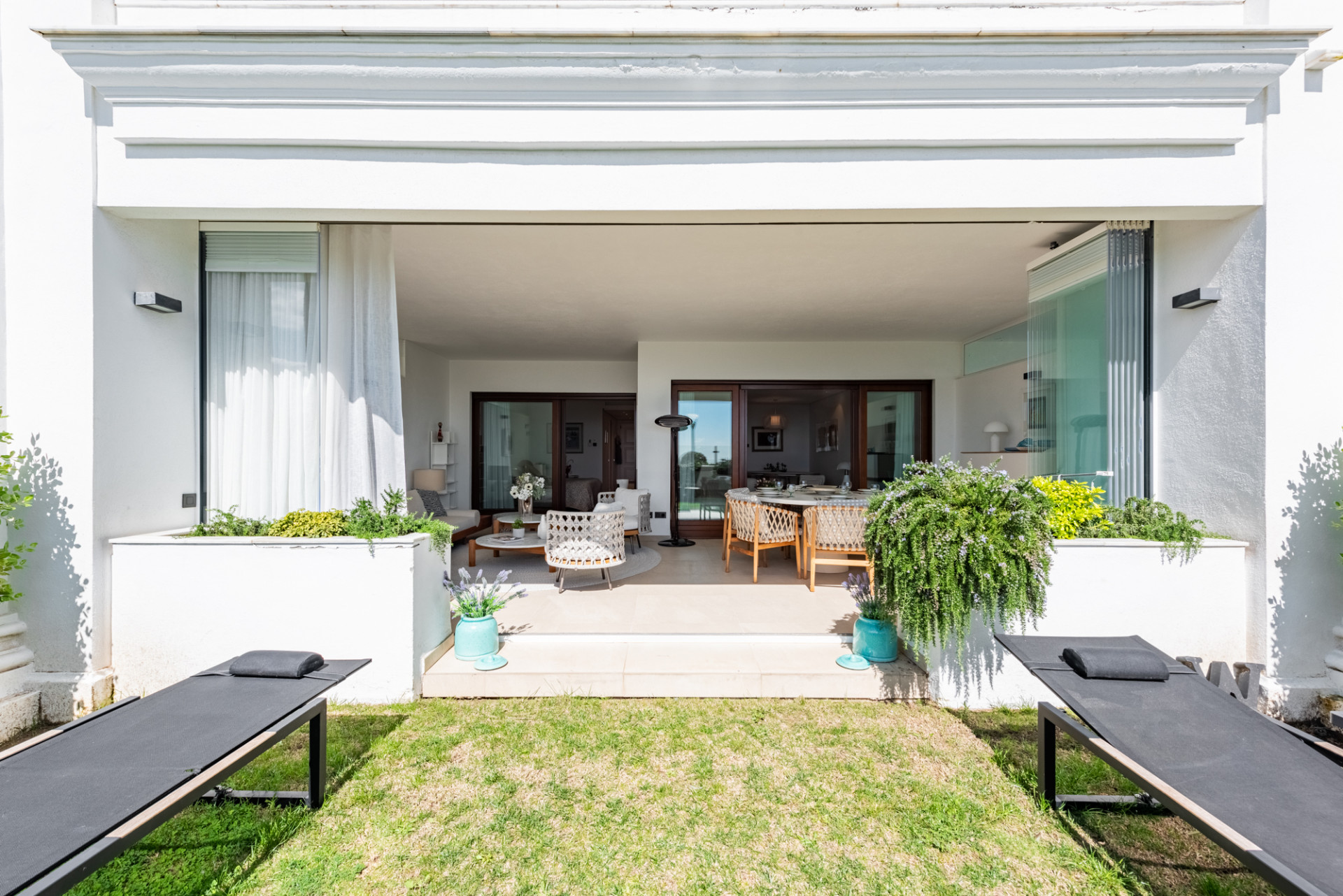 2 Bedroom Apartment in Estepona - Photo 3