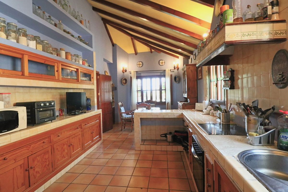 4 Bedroom Villa in Marbella - Photo 13