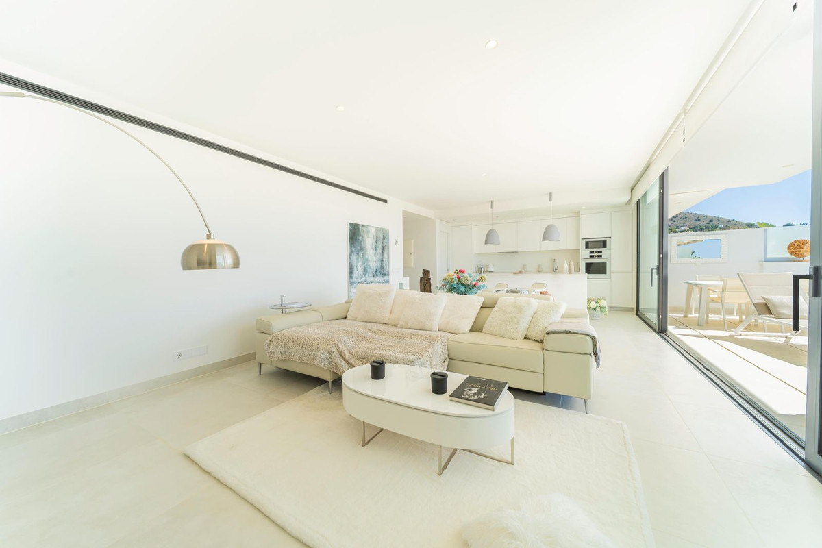 2 Bedroom Apartment in Benalmádena - Photo 8