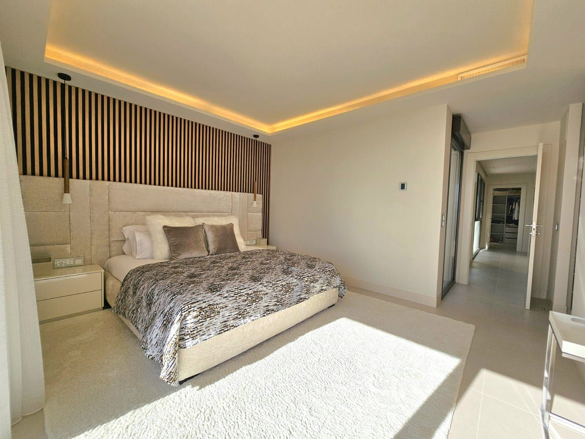 4 Bedroom Townhouse in Estepona - Photo 5