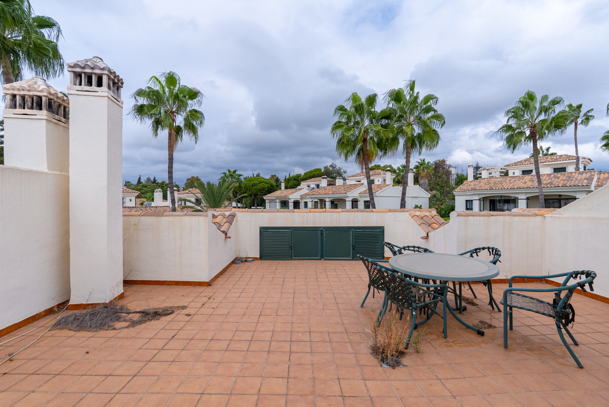 4 Bedroom Townhouse in Estepona - Photo 26