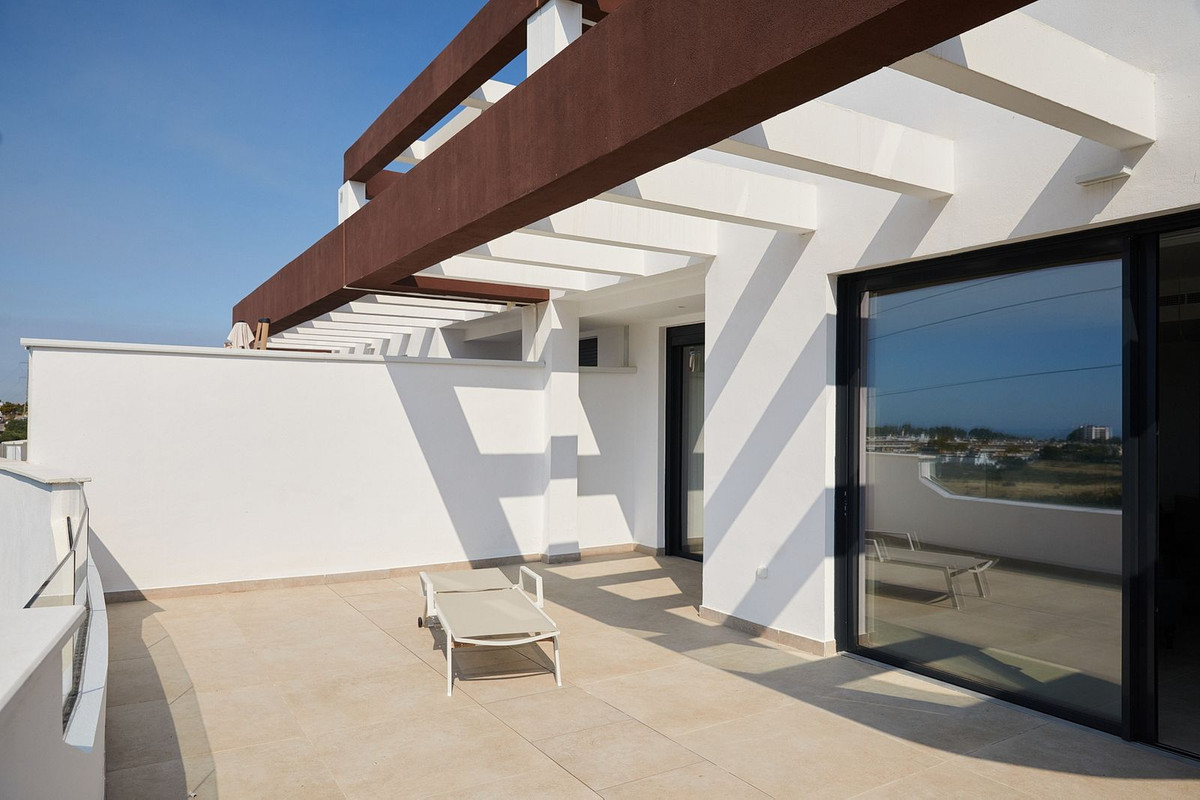 4 Bedroom Apartment in Estepona - Photo 24