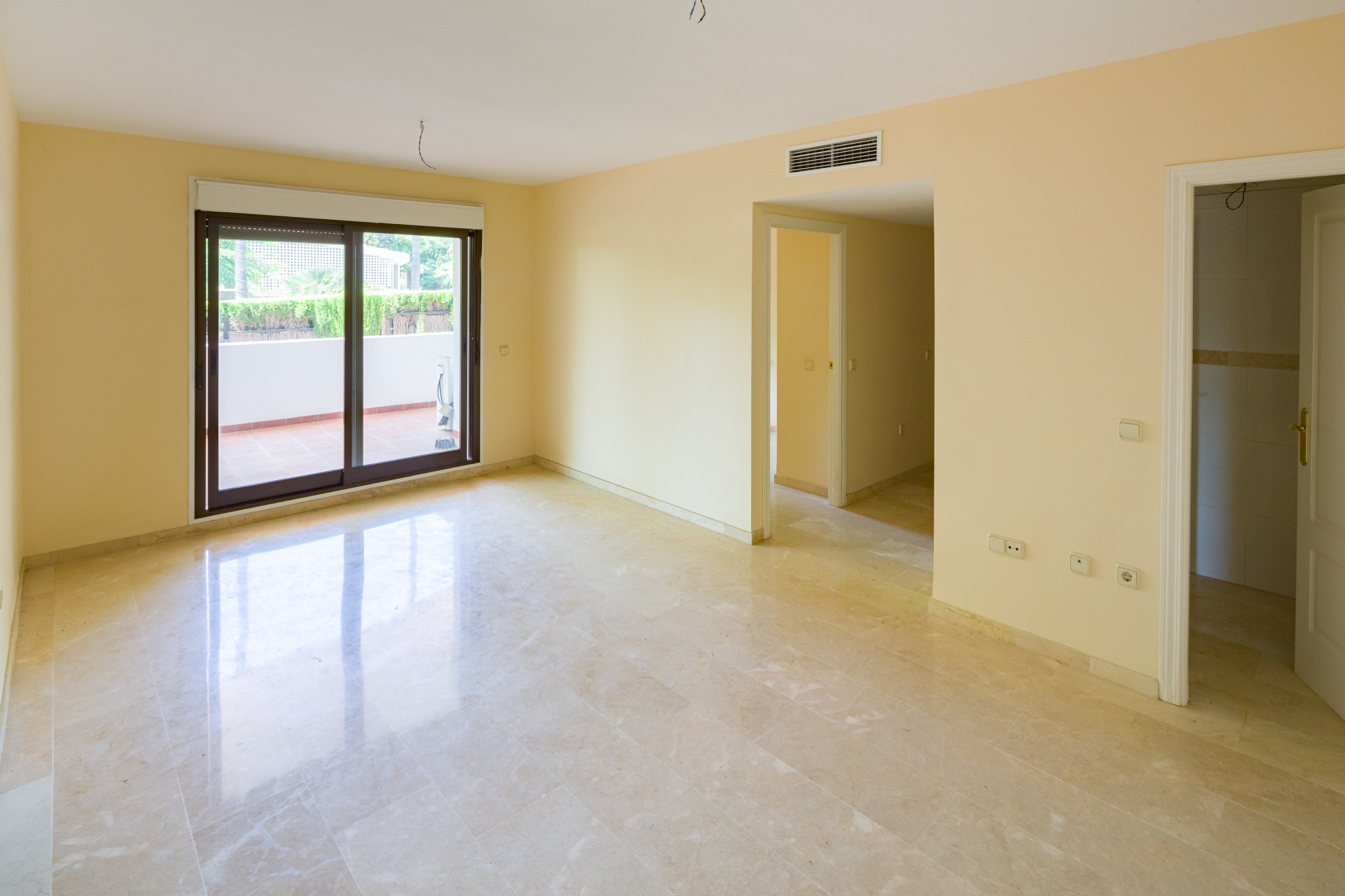 5 Bedroom Apartment in Estepona - Photo 4