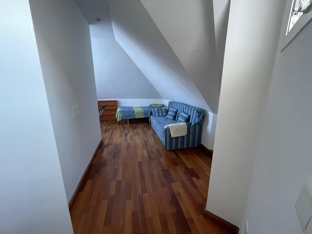 2 Bedroom Penthouse in San Pedro de Alcántara - Photo 4