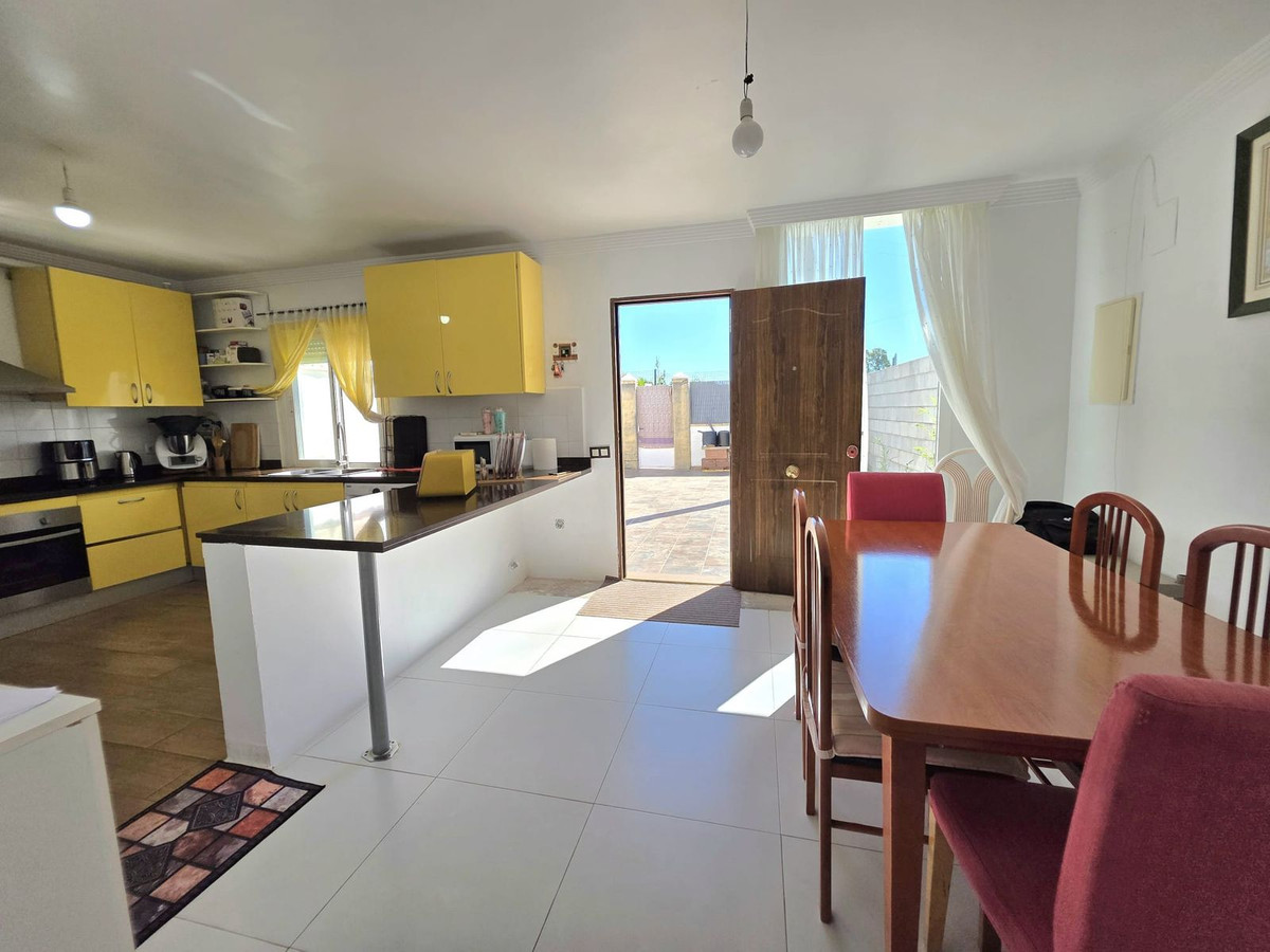 3 Bedroom Townhouse in Estepona - Photo 9