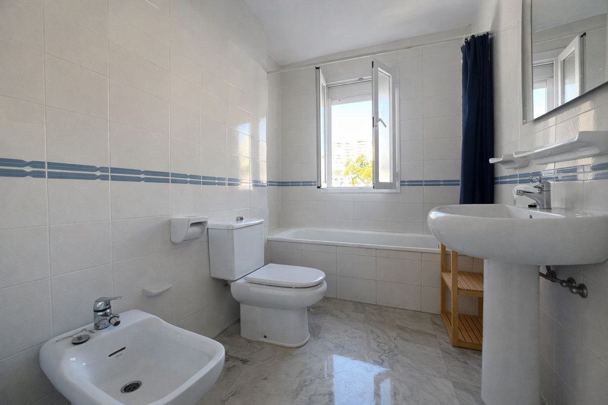 3 Bedroom Apartment in Torremolinos - Photo 14