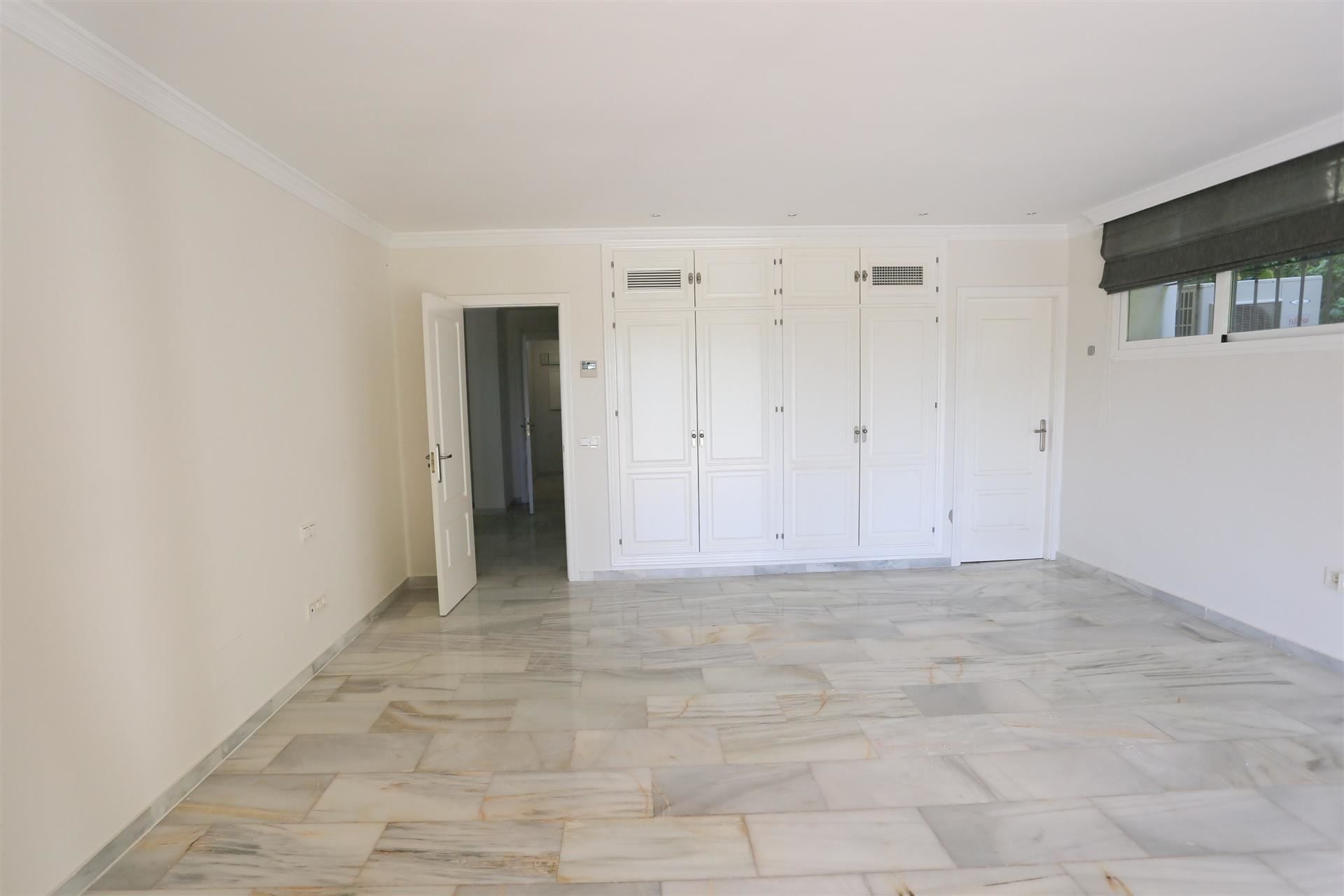 4 Bedroom Villa in Marbella - Photo 8