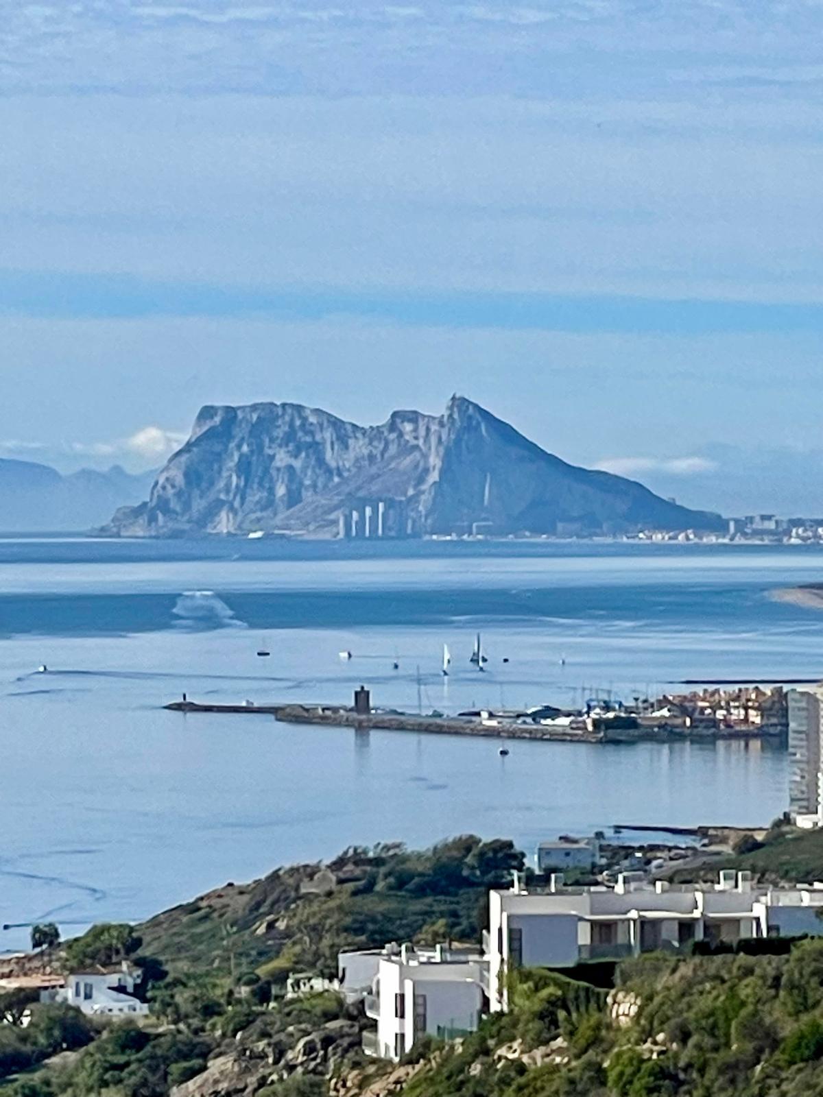 Chalet de 3 dormitorios con piscina en Málaga – Foto 1