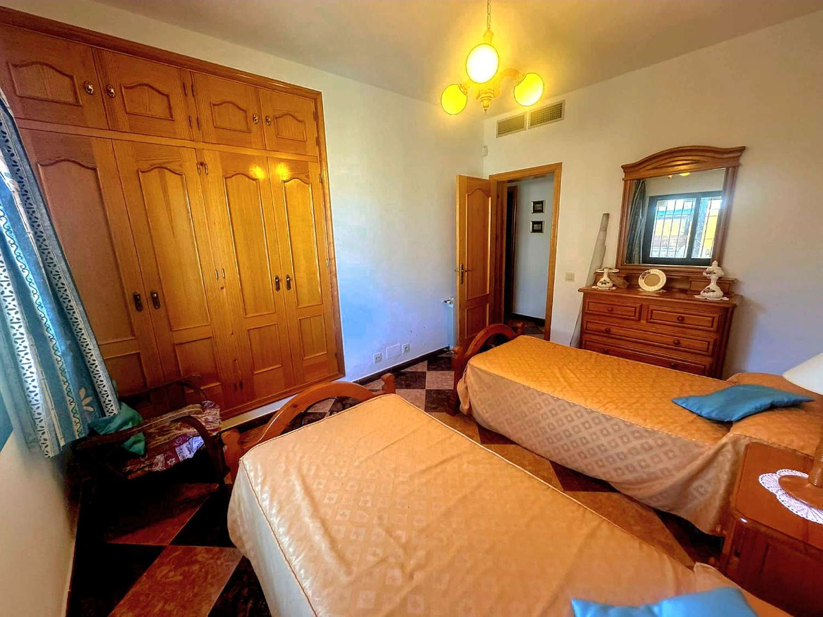 4 Bedroom Villa in Marbella - Photo 17