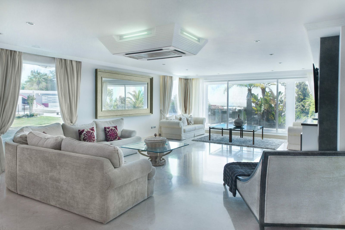8 Bedroom Villa in Marbella - Photo 7