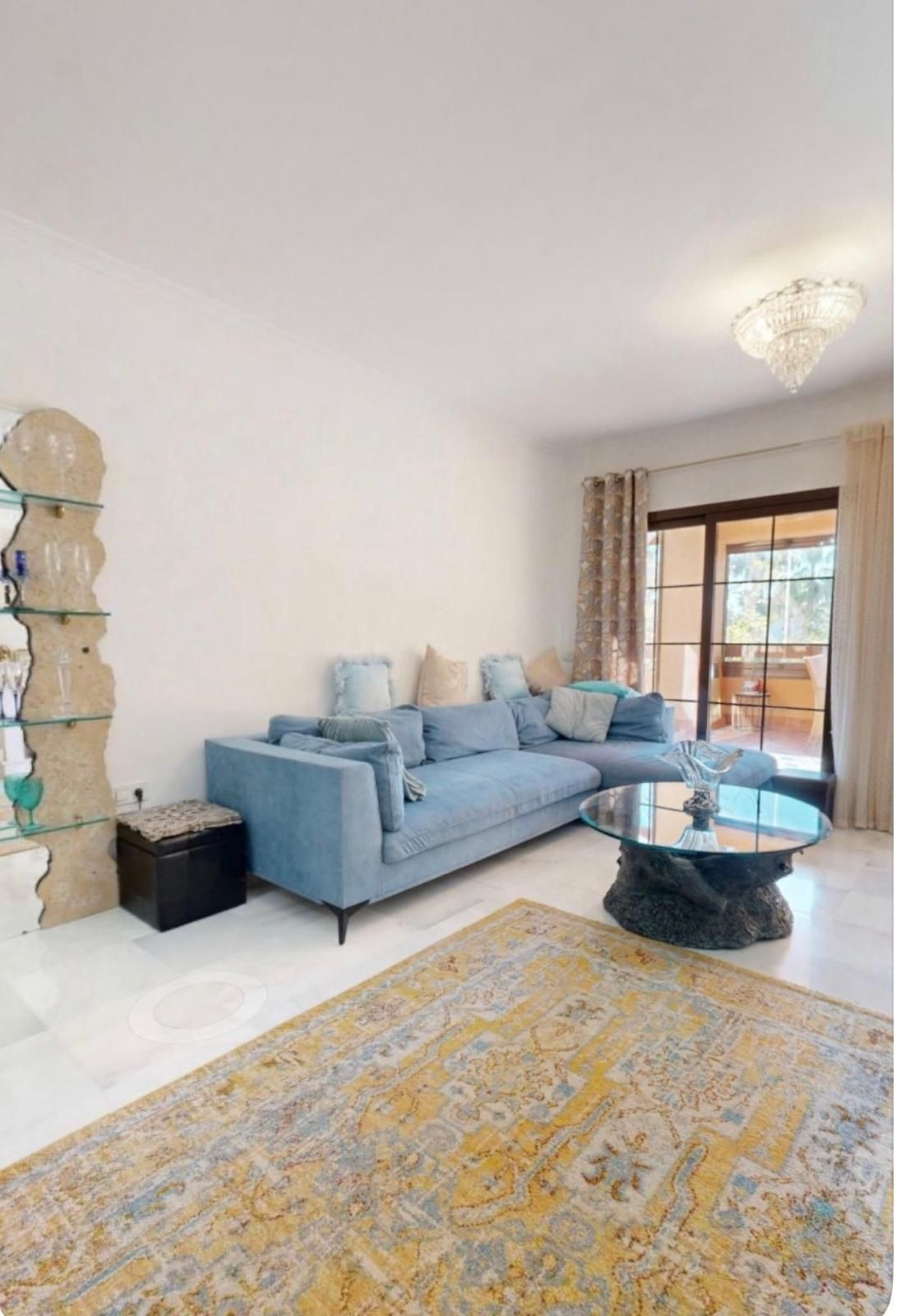4 Bedroom Apartment in Estepona - Photo 2
