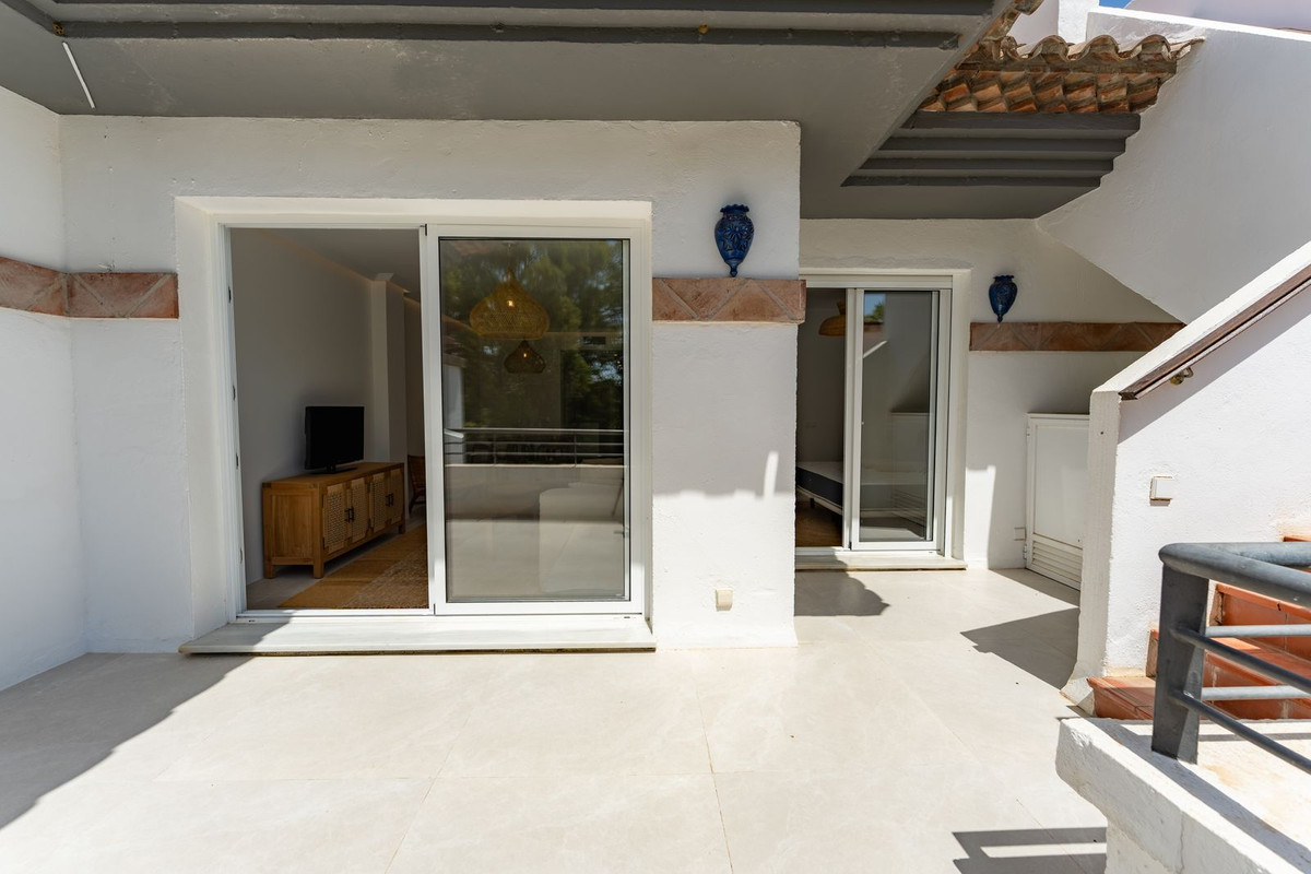 2 Bedroom Penthouse in Benahavís - Photo 29