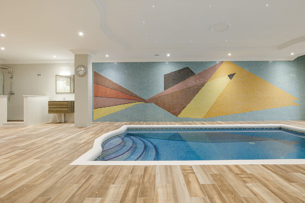6 Bedroom Villa in Estepona - Photo 16