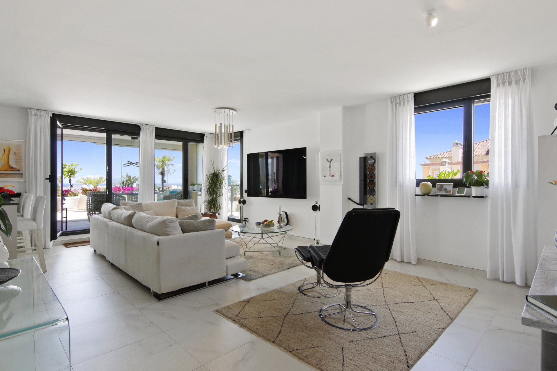 3 Bedroom Penthouse in Estepona - Photo 4