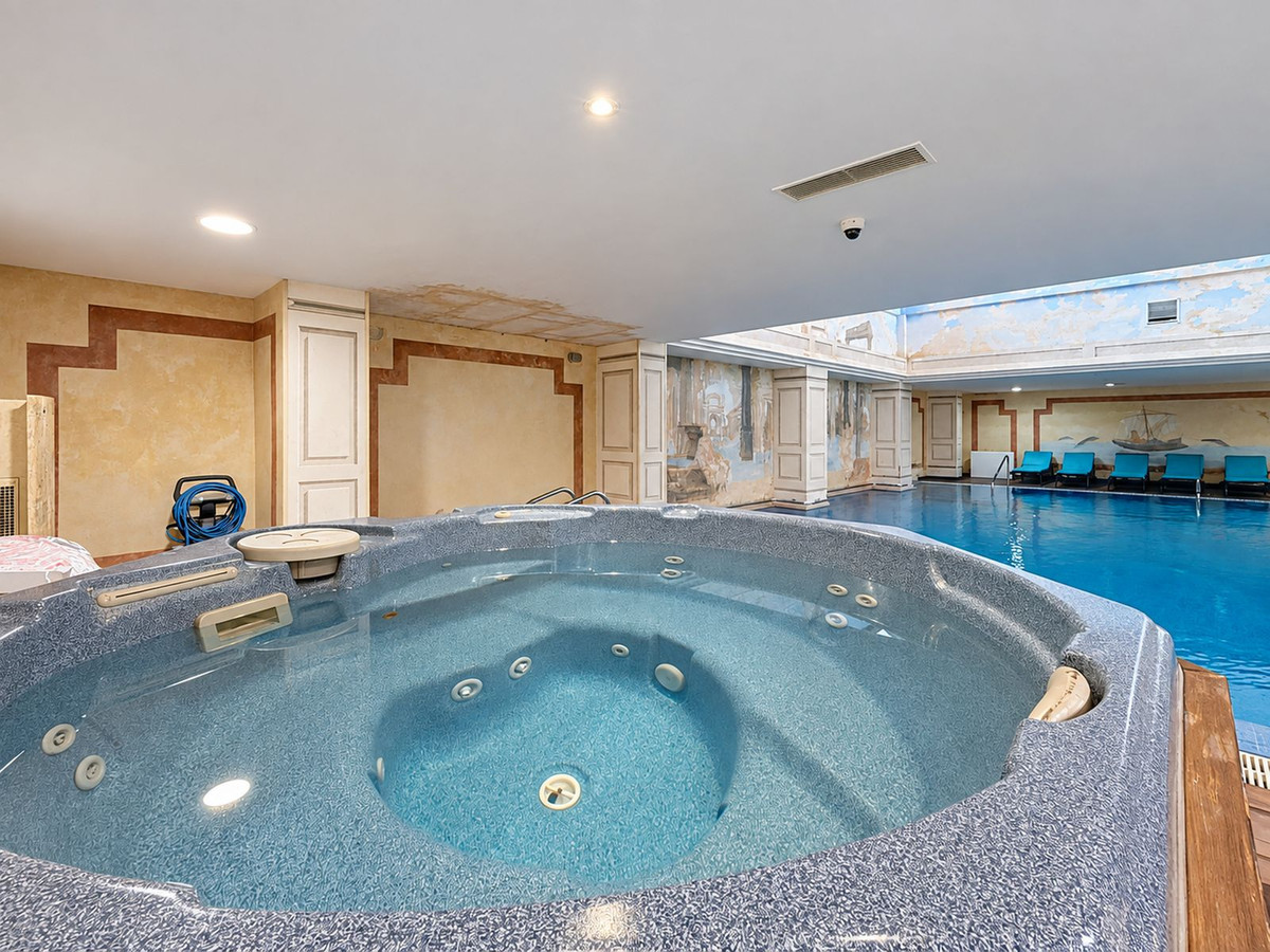 4 Bedroom Apartment in Estepona - Photo 25