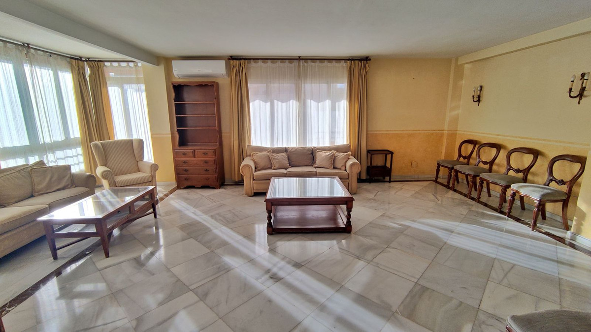 4 Bedroom Apartment in Marbella - Photo 2
