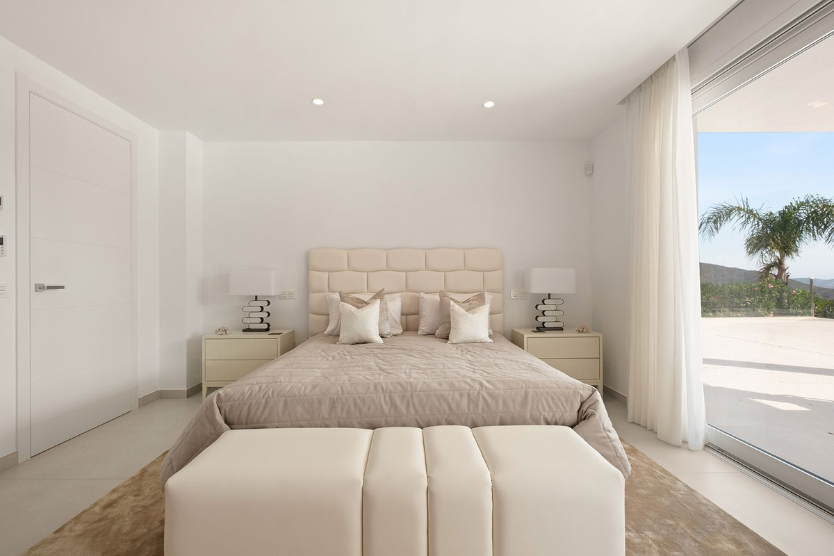 4 Bedroom Villa in Marbella - Photo 33